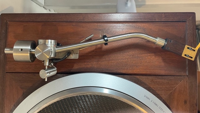[Fidelity Research FR 64S tonearm from above]