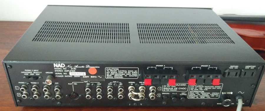 [NAD 3140 - vintage audiophile amplifier, vista posteriore]