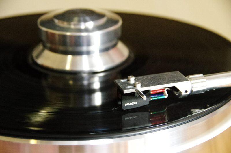 Pro-ject Signature turntable dynavector and puck