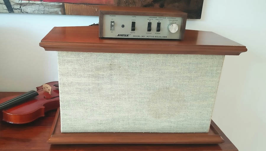 [Bose 901 - front view]